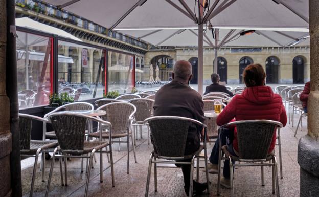 Salud achaca a la reapertura de bares la «ralentización» de la mejora de la pandemia