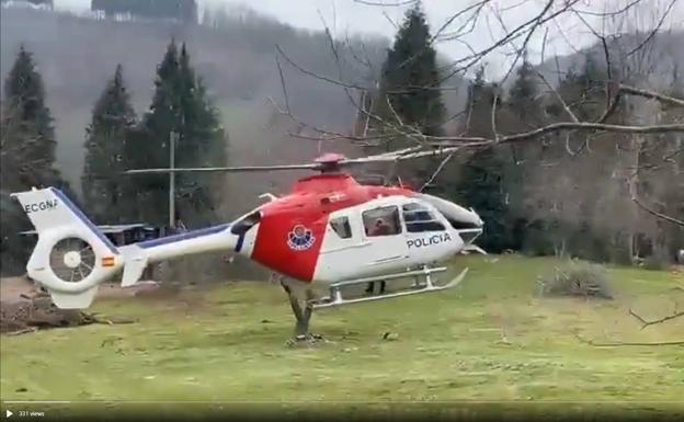 Un helicóptero de la Ertzaintza rescata a un ciclista herido en una pista forestal en Oiartzun