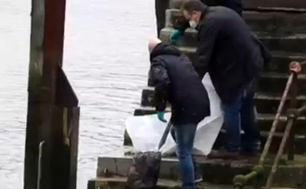 Hallan dos bolsas con restos humanos en la ría en Barakaldo tras el arresto de un hombre por el crimen de Arrigunaga