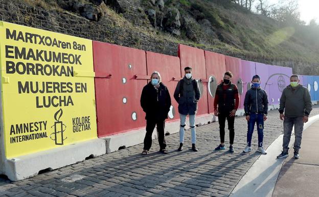 Un mural en el Paseo Nuevo para conmemorar el 8M