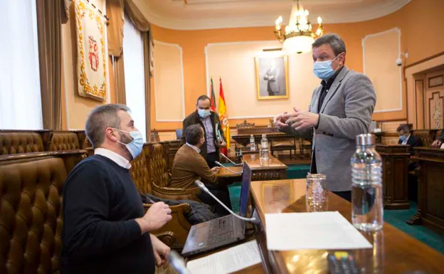 Melida (EH Bildu) conversando con el alcalde Santano antes de empezar el Pleno y, tras ellos, Manrique (PP) y Páez (PSE)/. f. de la hera