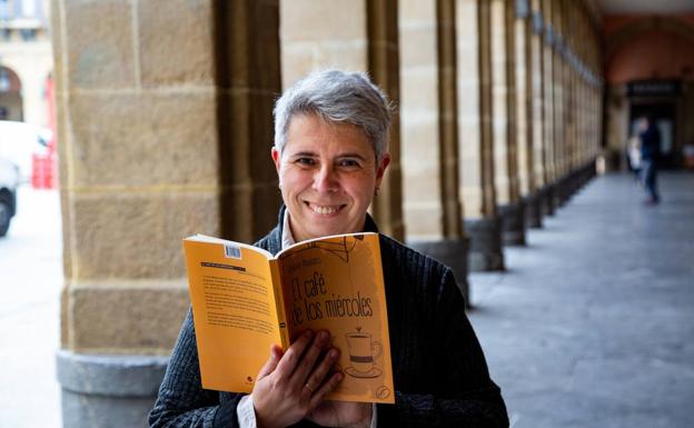 La primera novela de Bakarne Atxukarro, 'El café de los miércoles', repasa la vida de seis mujeres