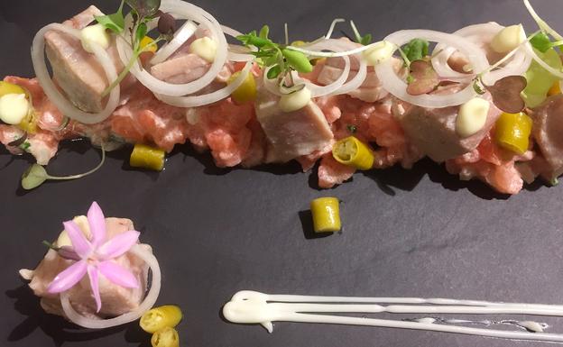 Receta de dados de bonito sobre un tartar de tomate y mayonesa de guindillas de Pablo Loureiro