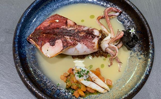 Receta de chipirón de potera a la parrilla, crema ligera de pochas, tartar de tomate-albahaca y toffe de cebolleta de Pablo Loureiro