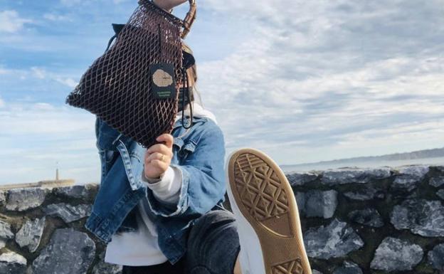 Los bolsos hechos con redes de pesca causan sensación en Gipuzkoa