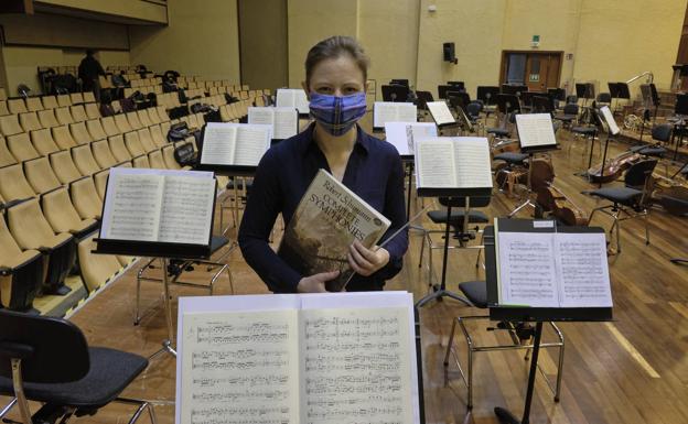 Gemma New (Directora de orquesta): «Prefiero colaborar a dar órdenes porque valoro lo que aporta cada músico»