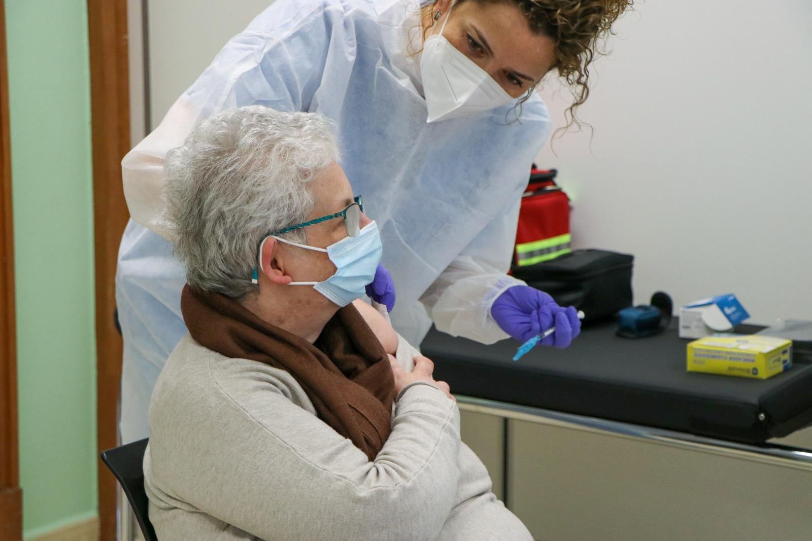 Gipuzkoa ha inoculado en dos semanas la primera dosis de la vacuna a todos los usuarios de centros sociales