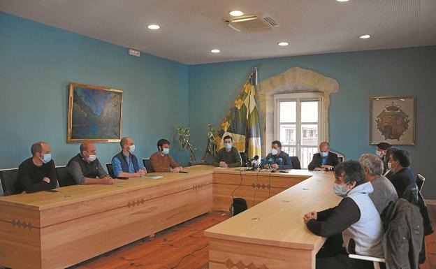 Los alcaldes de Bidasoa-Baztan reiteran que el incendio forestal de Bera fue intencionado