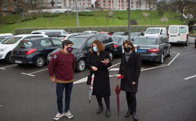 Los delegados Borja Olazabal y Cristina Laborda junto con la técnica del área de Obras Ana Baena. / F. DE LA HERA