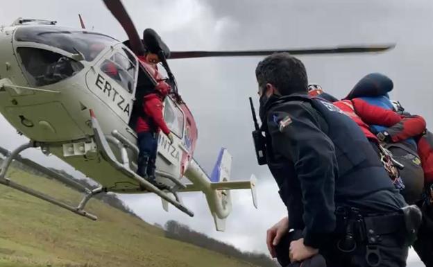 El helicóptero de la Ertzaintza rescata a un ciclista herido en el Adarra