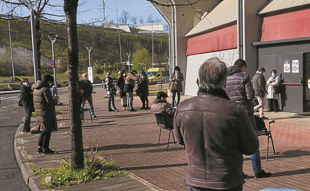 La vacunación en Euskadi con AstraZeneca volverá «al día siguiente» de ser autorizada