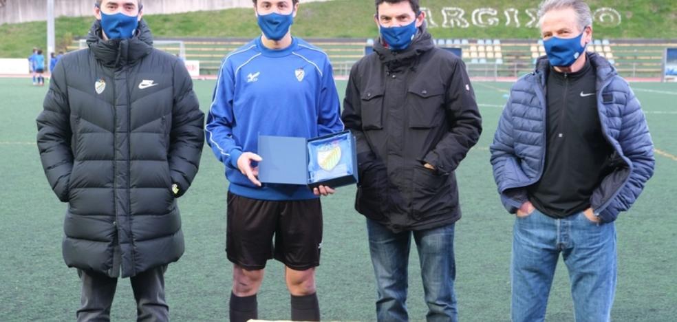 El Urola Homenajea A Ander Badiola Por Sus 300 Partidos Con El Primer 