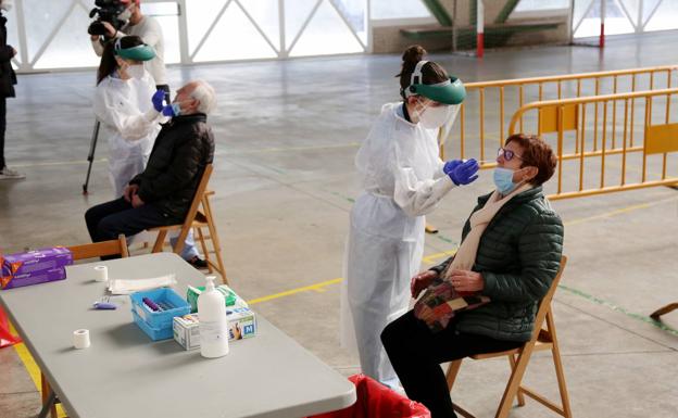 Euskadi suma 326 contagios en una jornada con un 37% menos de pruebas diagnósticas