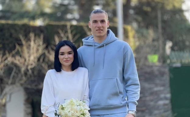 El portero del Real Madrid y su mujer se casan en chándal y deportivas