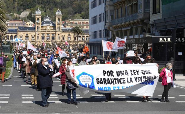 Un manifestación reclama una ley que «garantice el derecho a la vivienda»