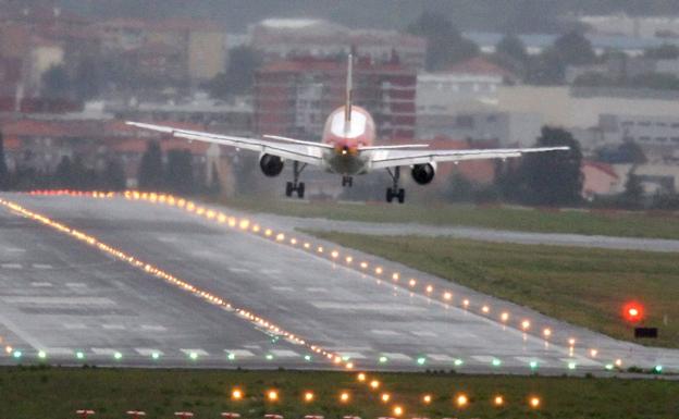 El aeropuerto de Loiu retomará cierta actividad en verano con una oferta de 16 aerolíneas y 45 destinos