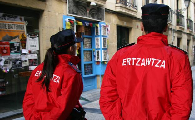 Denuncian a 17 franceses y portugueses por montar ayer una fiesta en una villa en Donostia