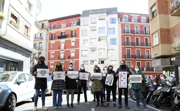 Vecinos de Egia denuncian la amenaza de desahucio de sus viviendas