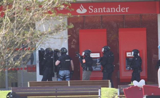 La Ertzaintza sigue el rastro de los autores del atraco al banco de Irun