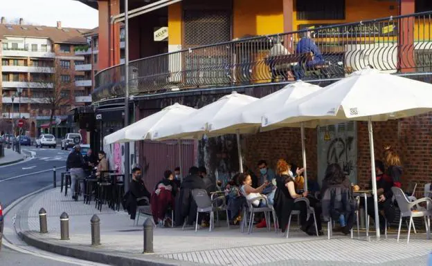 Los bares de municipios confinados solo podrán servir en el interior desayunos y comidas