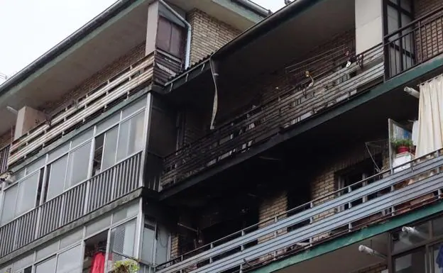 Una fallecida y siete personas trasladadas al hospital tras el incendio en una vivienda de Donostia