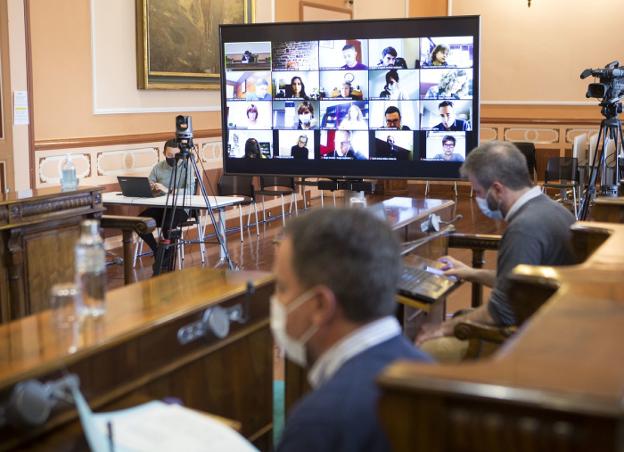 El Pleno aprueba bonificaciones a familias vulnerables para actividades municipales