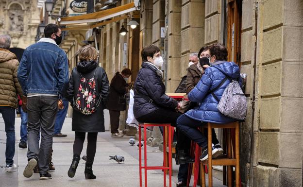 ¿Podemos ver en grupo un partido de fútbol en el interior de un bar?