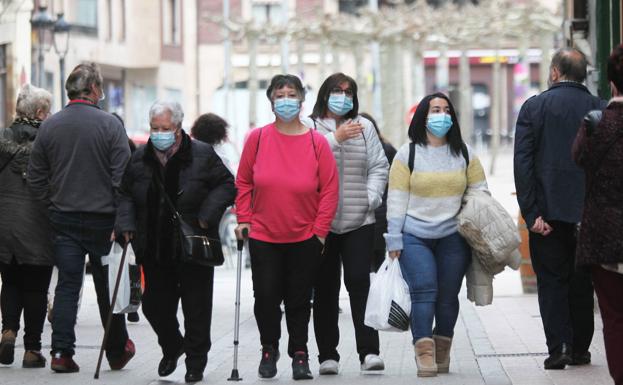 ¿Puedo ir de 'potes' al municipio colindante si está confinado?