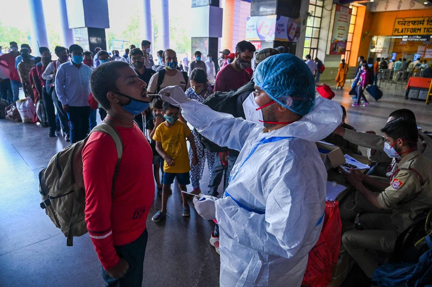 Test de antígenos en la estación de tren de Nueva Delhi