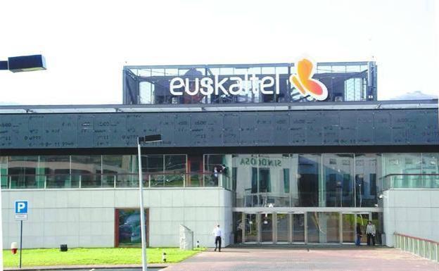 Tapia pide a los directivos de Euskaltel que reinviertan en la empresa el millonario bonus