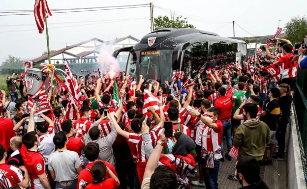 El Gobierno Vasco ve «fuera de lugar» las aglomeraciones de hinchas en Lezama y Zubieta y advierte de posibles nuevas restricciones