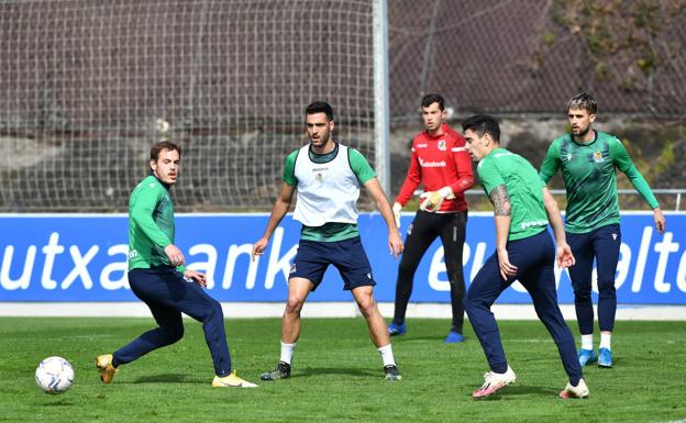 Final de Copa: Mikel Merino, Mikel Oyarzabal, Alexander Isak y Miguel Ángel Moyá se unen al grupo