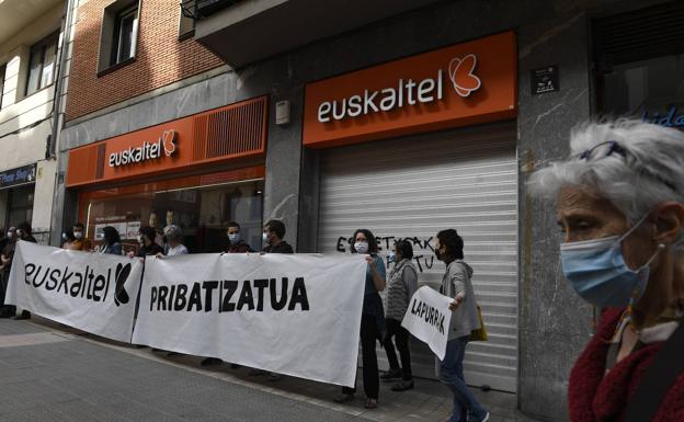 Los trabajadores de Euskaltel, R y Telecable piden un mayor compromiso con el empleo