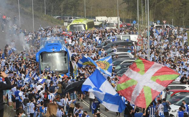 Miles de personas se agolpan para despedir a la Real en Zubieta y se desbordan las medidas anticovid