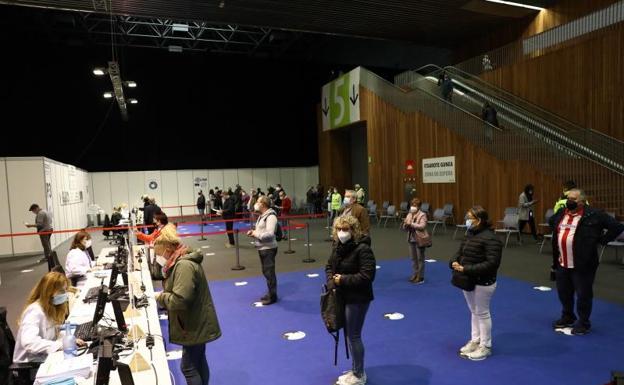 Euskadi inoculará más de 50.000 dosis de AstraZeneca hasta el lunes