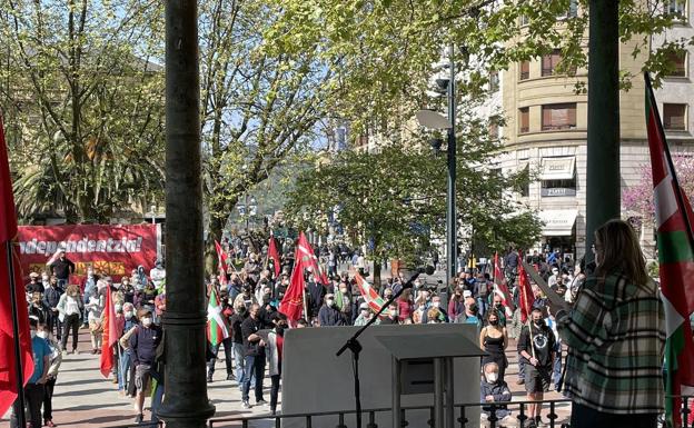 Miles de personas celebran el Aberri Eguna cantando en euskera en las plazas de los pueblos de Euskadi