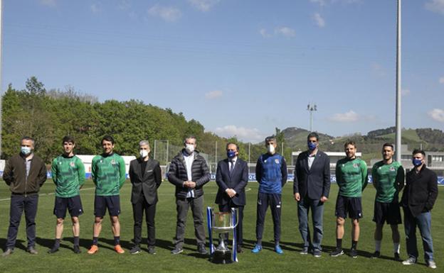 Las autoridades de Gipuzkoa felicitan a la Real Sociedad en Zubieta