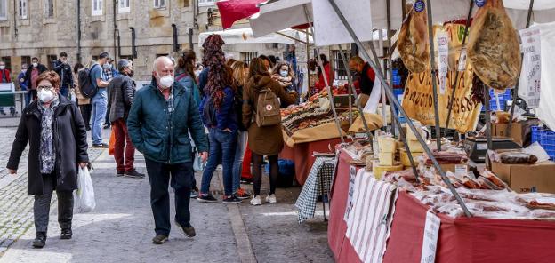 El Mercado de la Almendra registra 6.900 visitantes, un 30% más que en marzo