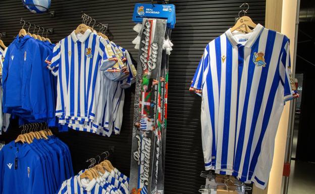 Distintivos especiales para la camiseta de la final de Copa en las tiendas de la Real Sociedad