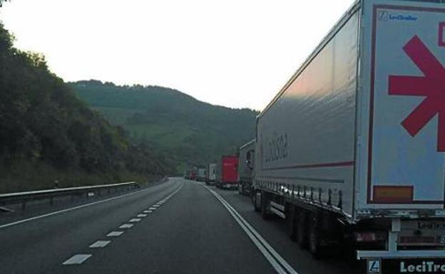 Colas de 11 kilómetros de camiones en la N-121-A