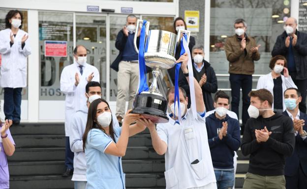 La Real Sociedad entrega la Copa del Rey a los sanitarios