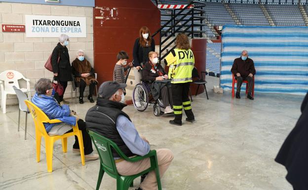 Euskadi comienza a llamar y enviar SMS a mayores de 70 años para su vacunación con Pfizer