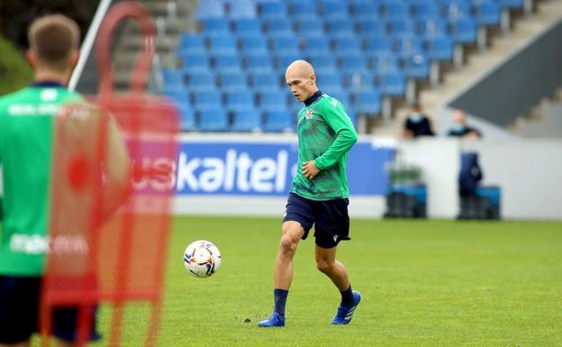 Jon Guridi apura sus opciones para reforzar la medular