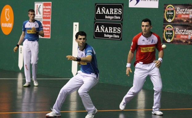 Jokin Altuna y Jon Mariezkurrena: el abrazo que premia la constancia