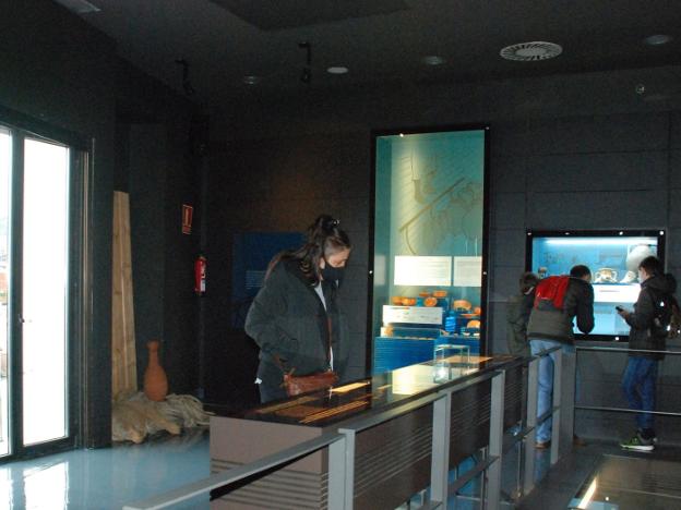 Visitantes observan piezas de la colección permanente, en el interior del Museo Oiasso. / FOTOS F. DE LA HERA