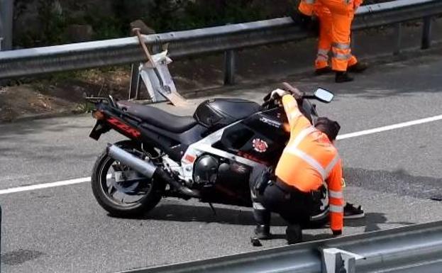 Un motorista muere y su acompañante resulta herida tras una caída en el Txorierri a su paso por Sondika