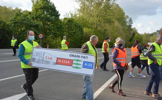 Alcaldes y vecinos vuelven a cortar la N-121-A para pedir el desvío de camiones extranjeros