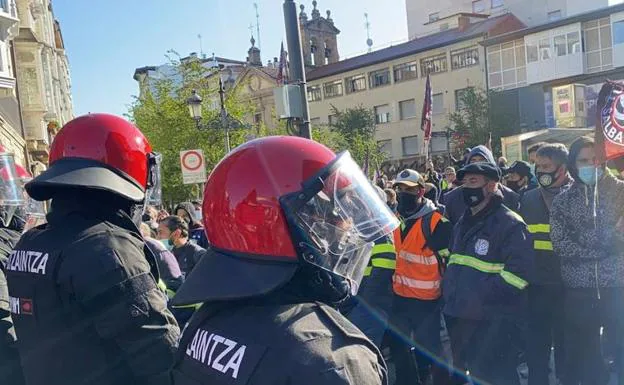 Enfrentamientos y cargas policiales en la protesta de los trabajadores de Tubacex ante el Parlamento