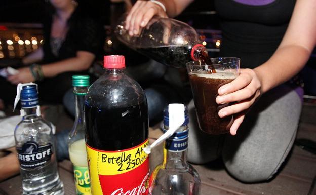 Sorprenden a diez jóvenes de botellón en Oñati y sancionan a un hostelero de Astigarraga por no cerrar en hora