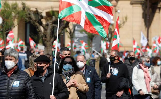 Miles de personas se manifiestan en San Sebastián y Bilbao para reclamar «la libertad de los presos políticos»